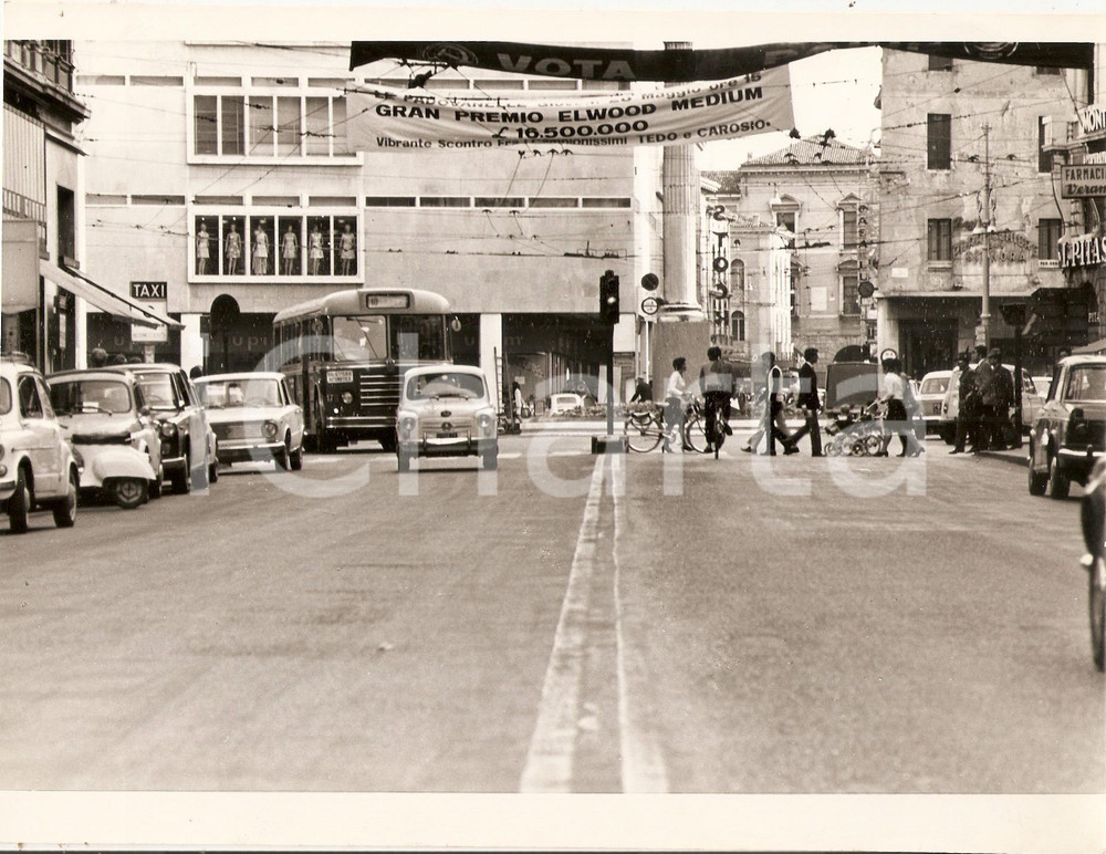 Fotografia d epoca originale 1970 ca PADOVA Fiat 600 in Piazza Garibaldi  Grandi magazzini UPIM Foto 23x17 1