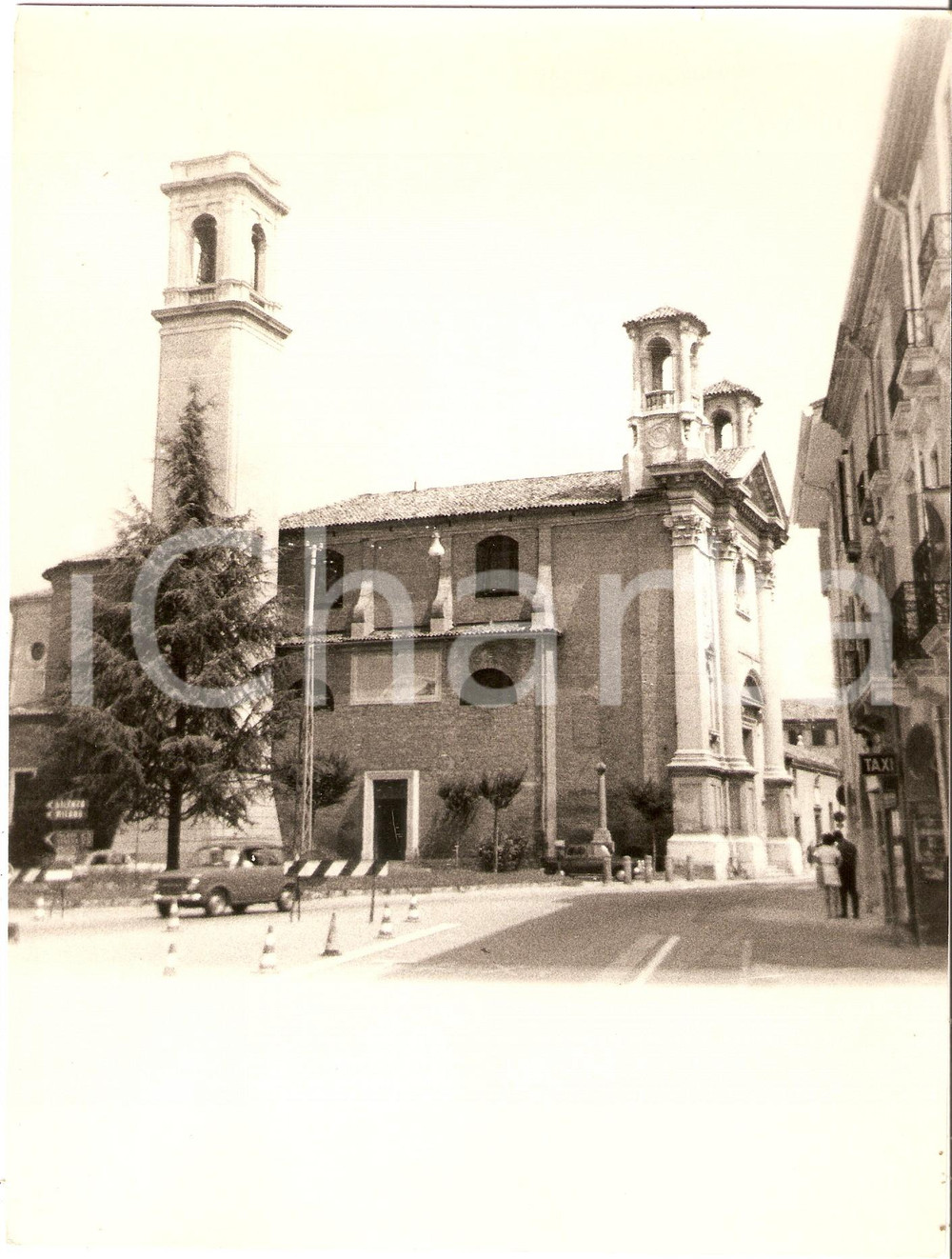 Fotografia d epoca originale 1970 ca PADOVA Coppia attende taxi davanti alla chiesa di Santa Croce Foto 18x24 1