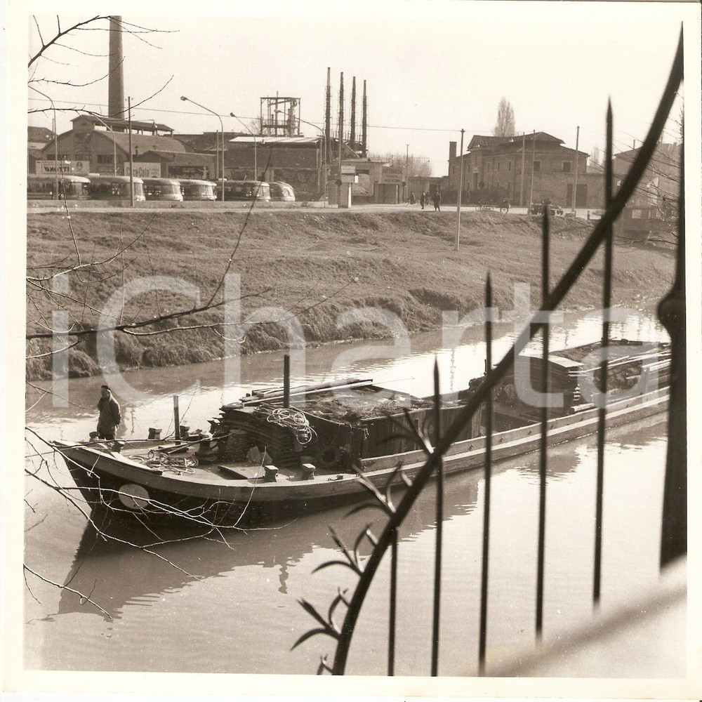 Fotografia d epoca originale 1970 ca PADOVA Chiatta naviga sul naviglio del BRENTA Foto ARTISTICA 18x18 cm 1