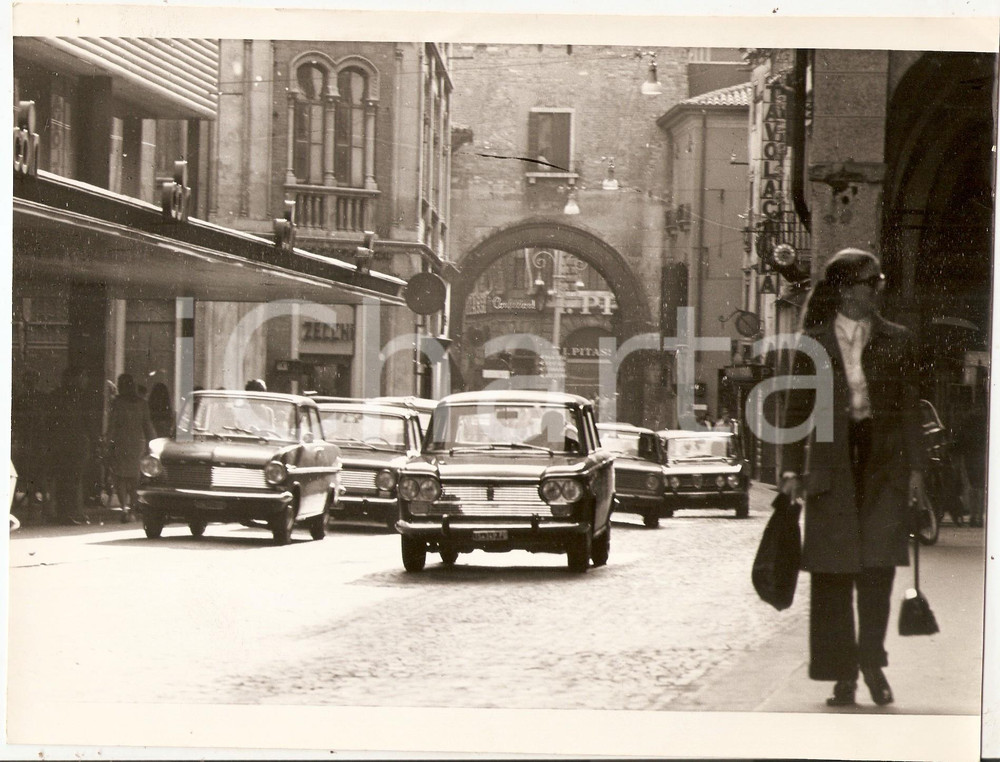 Fotografia d epoca originale 1970 ca PADOVA Fiat 1300 attraversa Porta Altinate Foto ARTISTICA 23x18 cm 1
