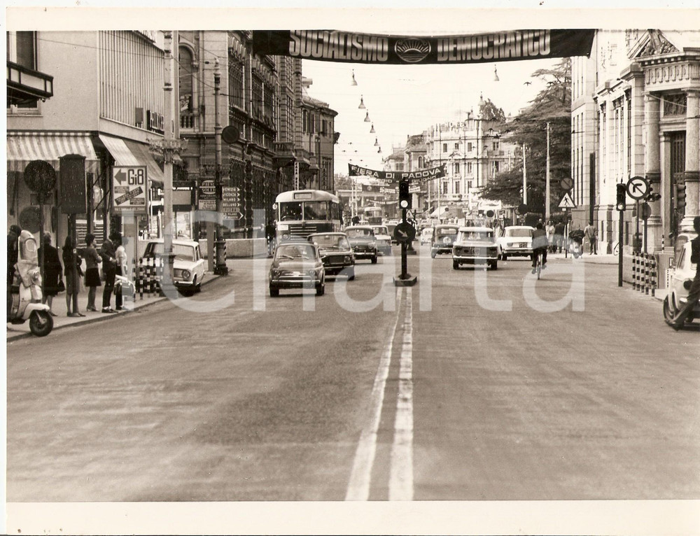 Fotografia d epoca originale 1970 ca PADOVA Corso Garibaldi  Striscione SOCIALISMO DEMOCRATICO Foto 23x18 cm 1