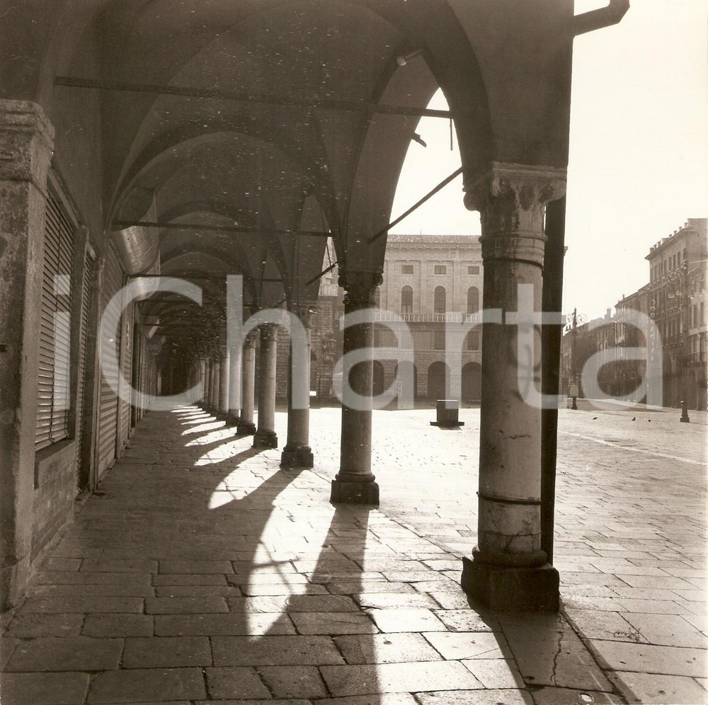 Fotografia d epoca originale 1970 ca PADOVA Scorcio dai portici del Centro Storico Foto ARTISTICA 17x17 cm 1