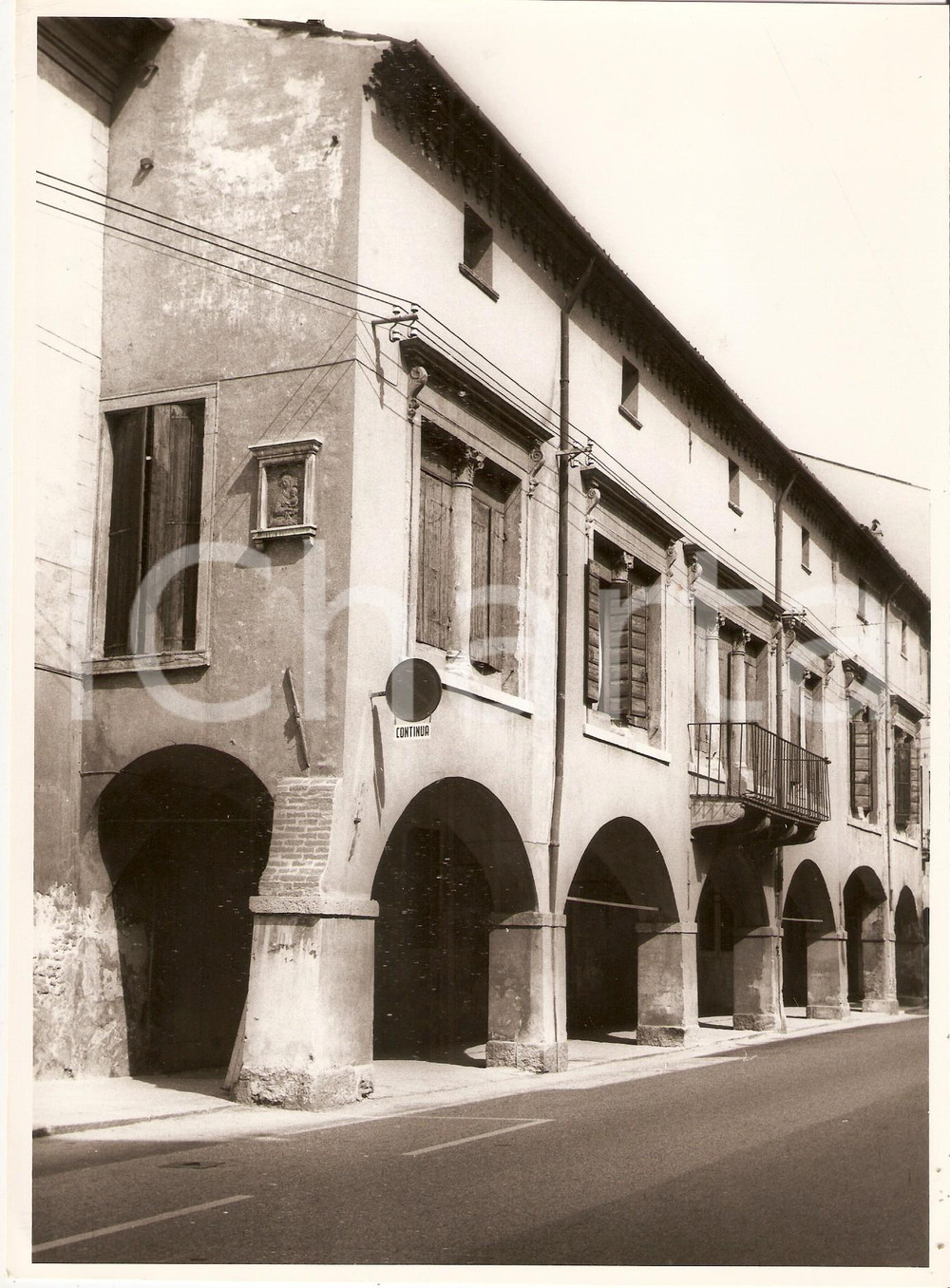Fotografia d epoca originale 1970 ca PADOVA Scorcio del centro storico con edicola votiva Foto ARTISTICA 1