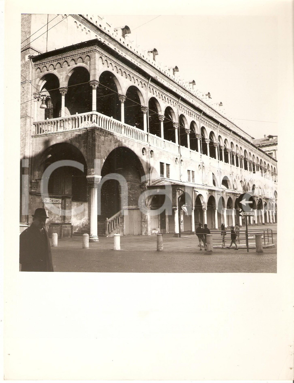 Fotografia d epoca originale 1970 ca PADOVA Palazzo della Ragione ed Ente Comunale di Comsumo Foto 17x24 cm 1