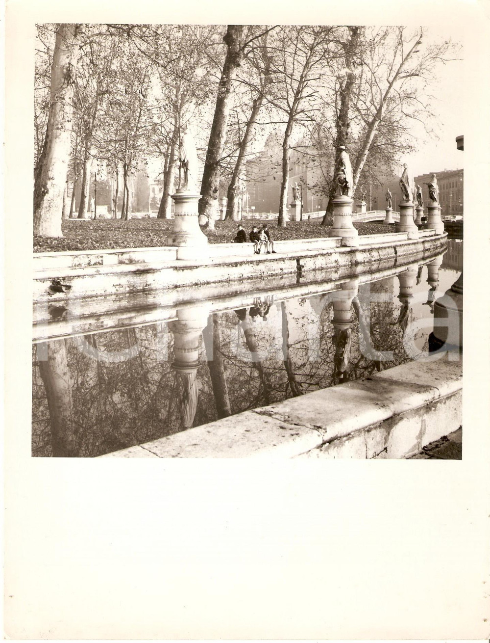 Fotografia d epoca originale 1970 ca PADOVA Bambini in posa tra le sculture di PRATO DELLA VALLE Foto 17x24 1