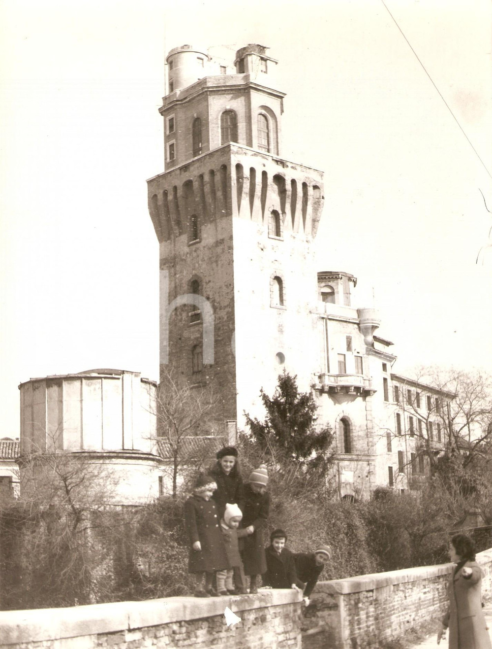 Fotografia d epoca originale 1970 ca PADOVA Bambini posano davanti alla Torre dell Osservatorio Foto 18x24 cm 1