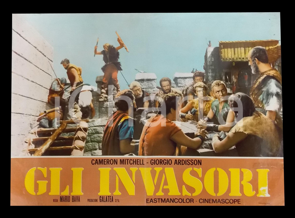 Materiale cinematografico d’epoca 1961 GLI INVASORI Mario BAVA Cameron MITCHELL George ARDISSON Lobby card 63x45 1