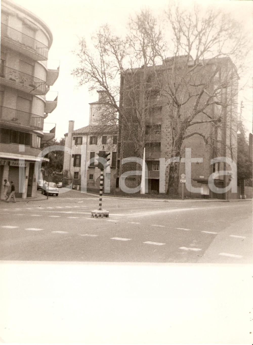 Fotografia d epoca originale 1970 ca PADOVA Scorcio urbano con semaforo Foto ARTISTICA 17x24 cm 1