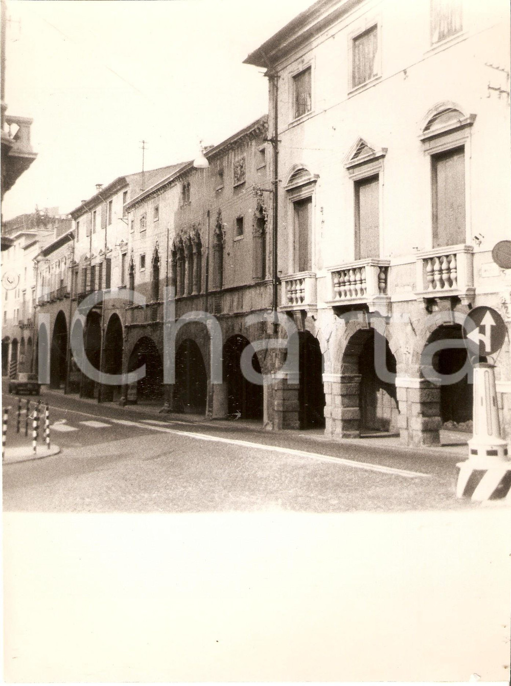 Fotografia d epoca originale 1970 ca PADOVA Centro storico  Panorama con i portici Foto 17x23 cm 1