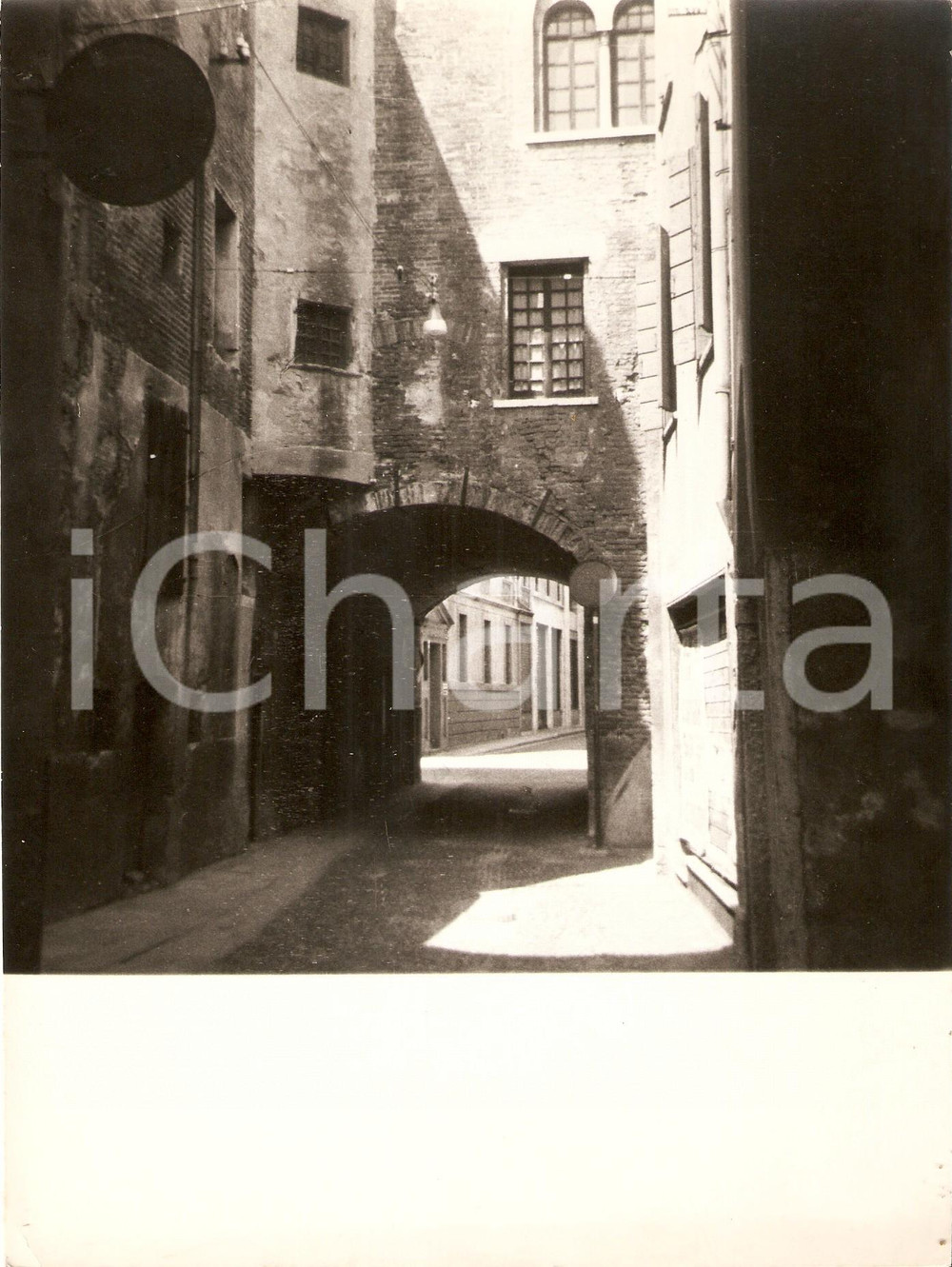 Fotografia d epoca originale 1970 ca PADOVA Passaggio tra i palazzi del centro storico Foto ARTISTICA 17x23 1