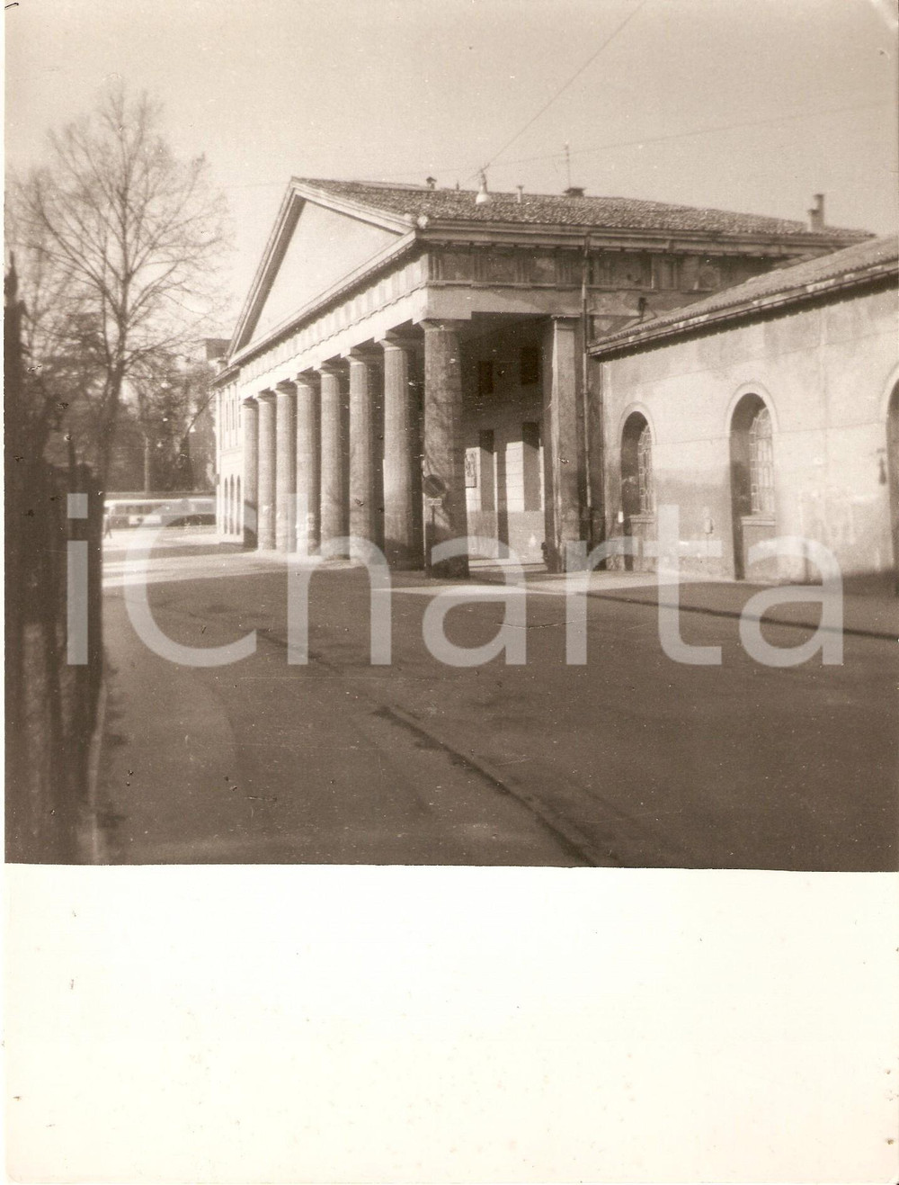 Fotografia d epoca originale 1970 ca PADOVA Centro storico  Panorama di un palazzo con colonnato Foto 17x23 1