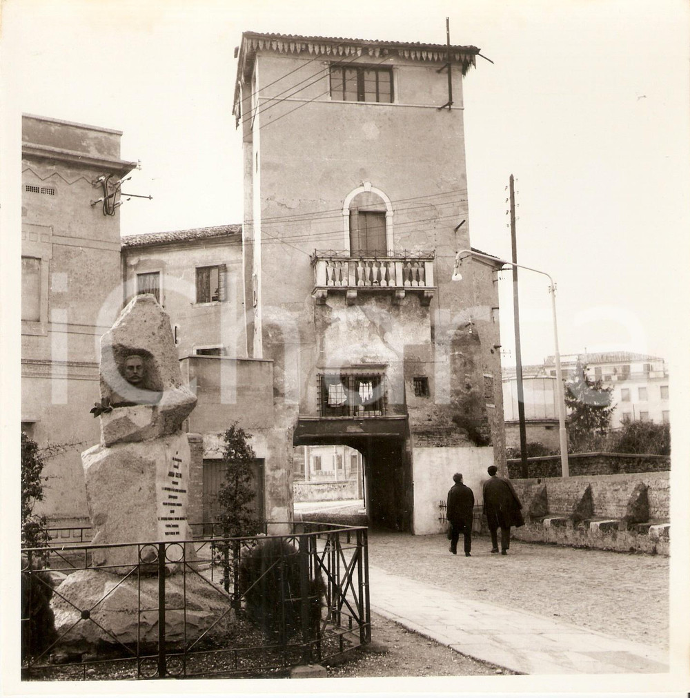 Fotografia d epoca originale 1970 ca PADOVA Veduta con busto celebrativo e torretta  Foto ANIMATA 18x18 1