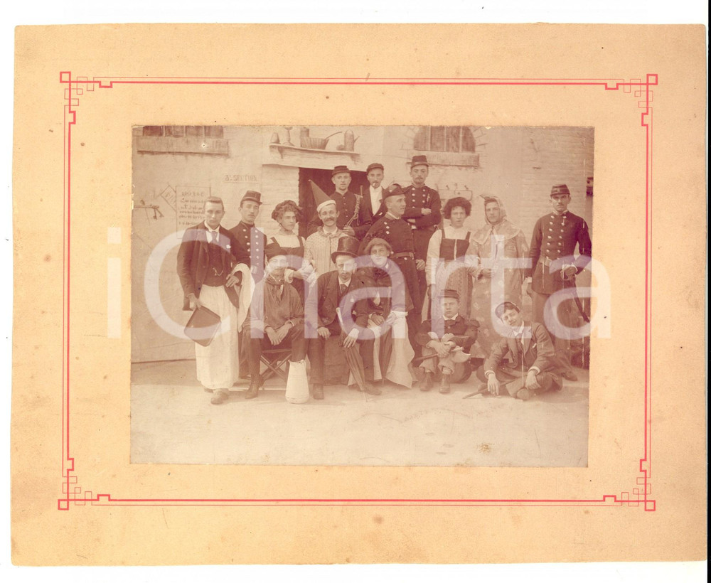 Fotografia d epoca originale 1910 ca BRUXELLES CARNEVALE Festa maschile in maschera  Foto RARA VINTAGE 22x18 1