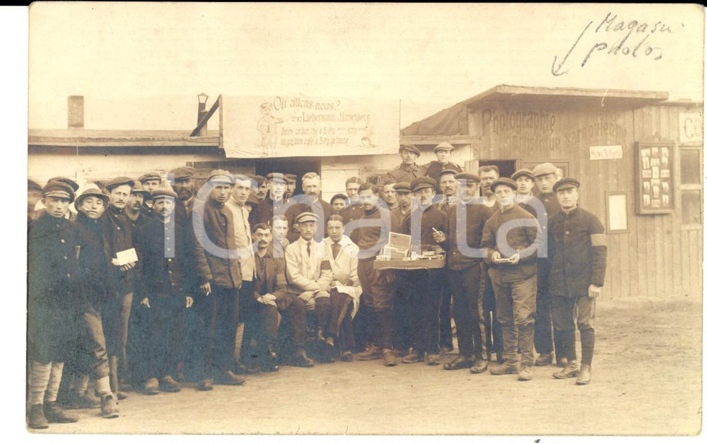 Fotografia d epoca originale 1910 ca BELGIQUE Soldats chez un magasin de photos Photo carte postale RARE 1