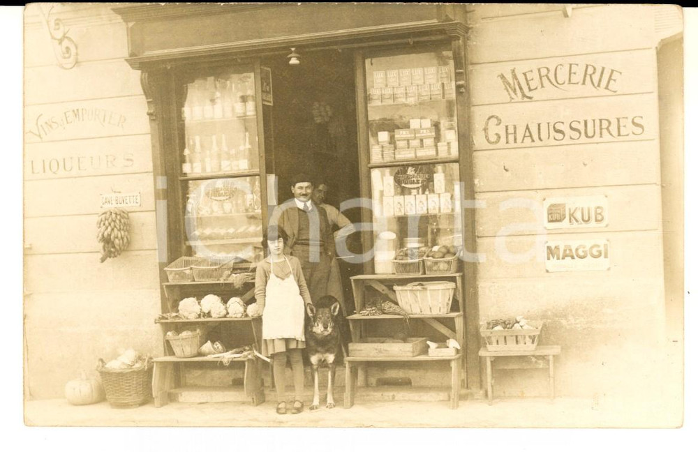 Fotografia d epoca originale 1930 ca BRUXELLES Epicerie  Propriéaires avec leur chien Photo carte postale 1