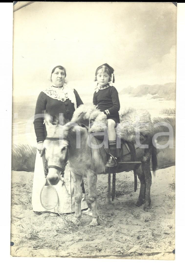 Cartolina originale da collezione 1930 ca NICE Madre e figlio con mulo e racchetta Cartolina RARA HOUTARTLAUREYS 1