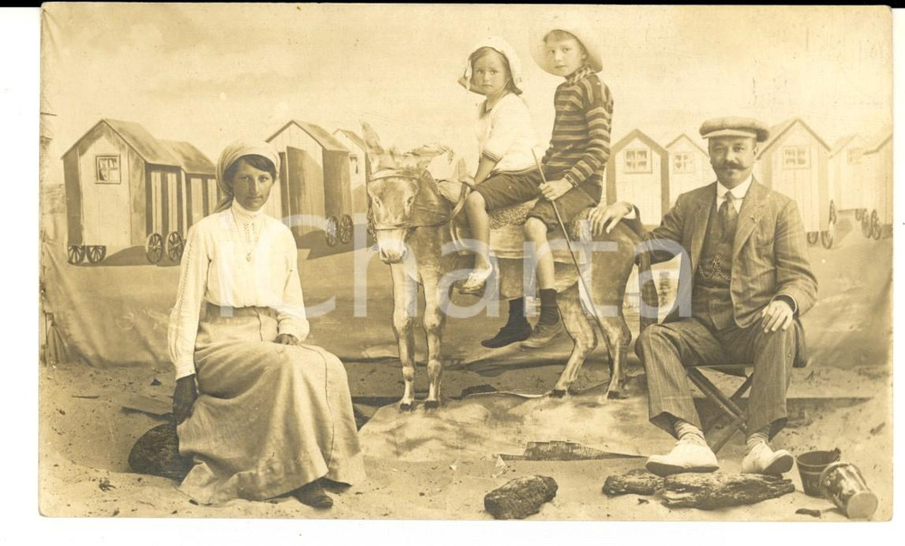 Cartolina originale da collezione 1930 ca BLANKENBERGHE Famiglia con finta spiaggia Cartolina HOUTARTLAUREYS 1