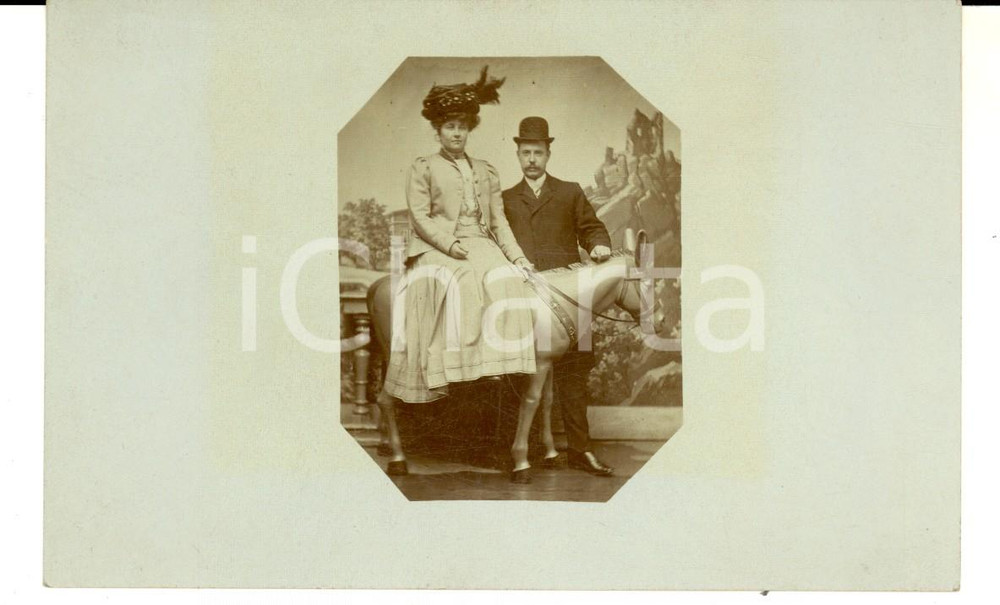 Fotografia d epoca originale 1910 ca BELGIQUE Coppia di sposi con asinello giocattolo Foto CURIOSA 1