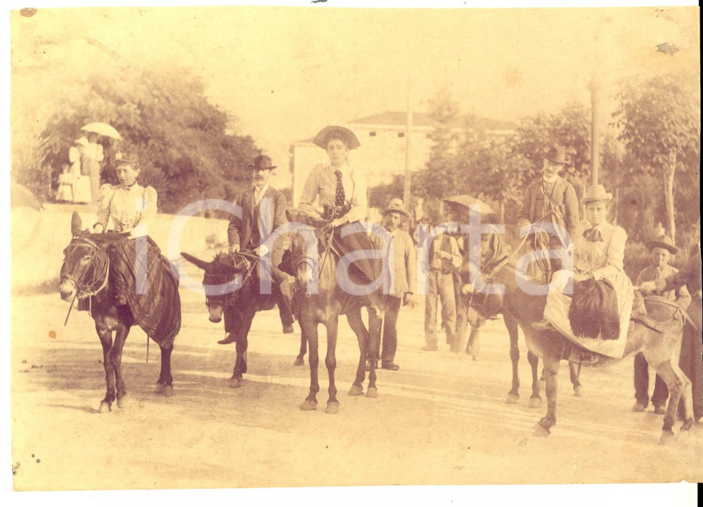 Fotografia d epoca originale 1905 ca BRUXELLES Ritratto di famiglia a dorso di mulo Foto RARA CURIOSA 20x15 1