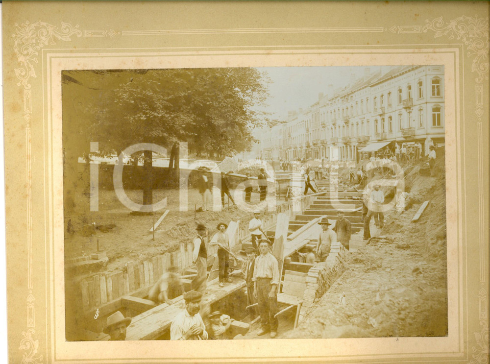 Fotografia d epoca originale 1904 BRUXELLES MOLENBEEK Travaux de voÃ»tement  Ouvriers Photo RARE 30x23 1
