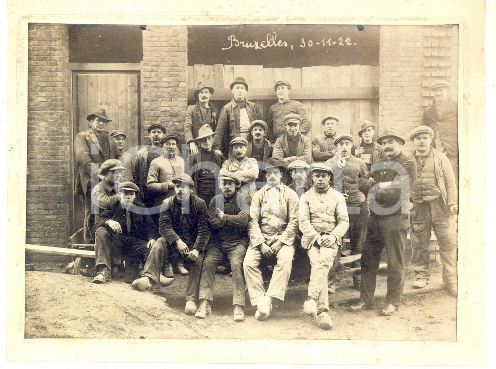 Fotografia d epoca originale 1922 BRUXELLES Operai in un cantiere durante una pausa  Foto VINTAGE 21x15 cm 1