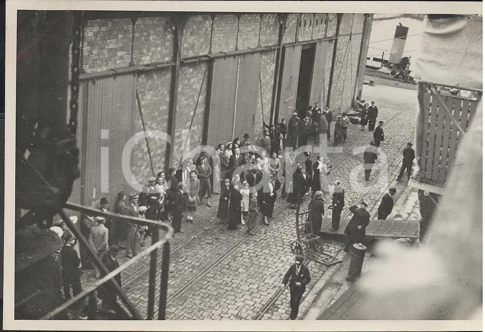 Fotografia d epoca originale 1937 MARSIGLIA Porto   In attesa per l imbarco  REAL PHOTO cm 13,5 x 8,5 1