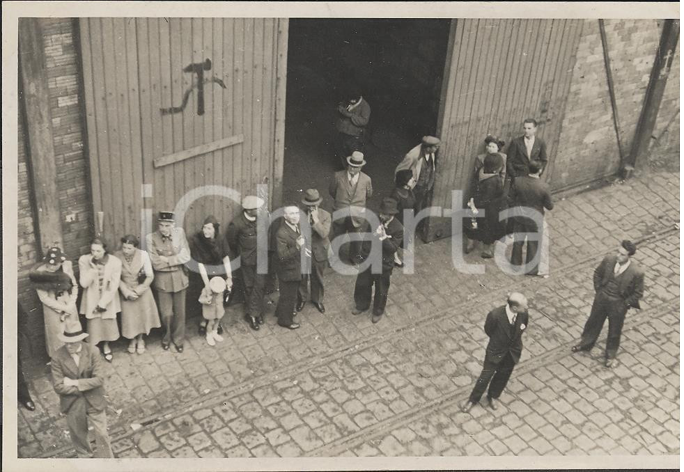 Fotografia d epoca originale 1937 MARSIGLIA Porto: falce e martello su portone  REAL PHOTO cm 13,5 x 8,5 1