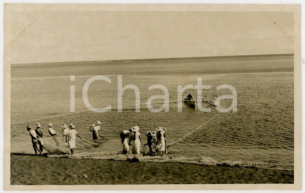 Fotografia d epoca originale 1937 MOOREA Polinesia Francese Pescatori al lavoro REAL PHOTO cm 13,5 x 8,5 1