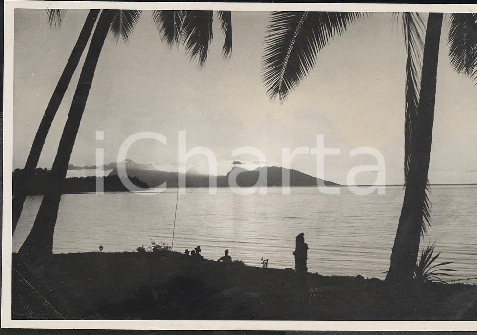 Fotografia d epoca originale 1937 MOOREA Polinesia Francese Veduta al tramonto REAL PHOTO cm 13,5 x 8,5 1