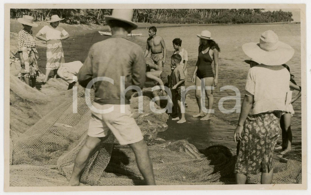 Fotografia d epoca originale 1937 MOOREA Polinesia Francese Pescatori al lavoro REAL PHOTO cm 13,5 x 8,5 1