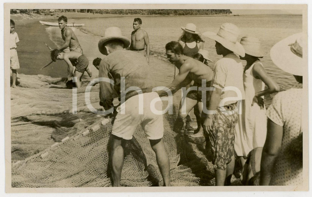 Fotografia d epoca originale 1937 MOOREA Polinesia Francese Pescatori al lavoro REAL PHOTO cm 13,5 x 8,5 1