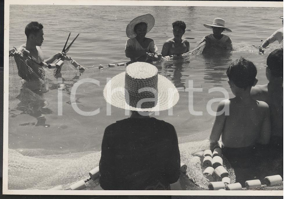 Fotografia d epoca originale 1937 MOOREA Polinesia Pescatori al lavoro REAL PHOTO cm 13,5 x 8,5 1