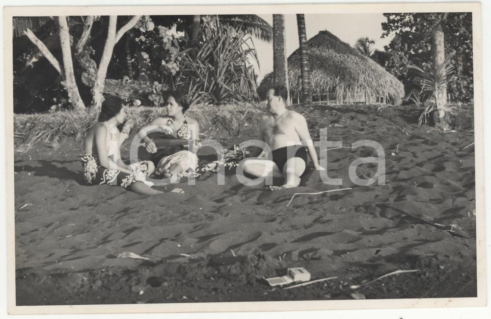 Fotografia d epoca originale 1937 MOOREA Polinesia Gruppetto di amici in spiaggia REAL PHOTO cm 13,5 x 8,5 1