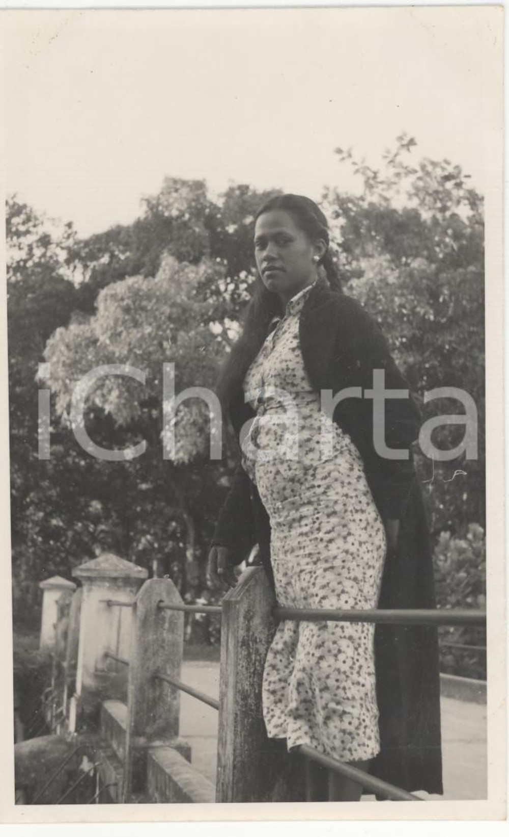 1937 HUAHINE (Polinesia) Una ragazza in posa *REAL PHOTO cm 13,5 x 8,5