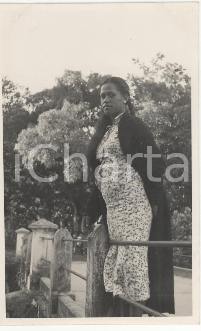 Fotografia d epoca originale 1937 HUAHINE Polinesia Una ragazza in posa REAL PHOTO cm 13,5 x 8,5 1