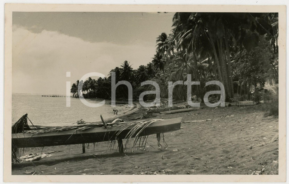 Fotografia d epoca originale 1937 MOOREA Scorcio della spiaggia con imbarcazione REAL PHOTO cm 13,5 x 8,5 1