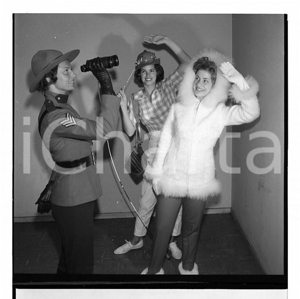 Fotografia d epoca originale 1957 CHICAGO Gag tra ragazze in studio fotografico NEGATIVO ORIGINALE 1