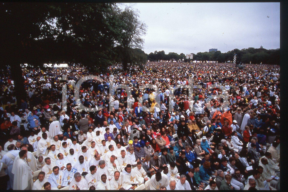 Fotografia d epoca originale 35mm vintage slide 1995 USA Giovanni Paolo II people on central park mas 1