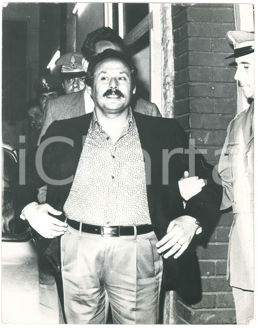 Fotografia d epoca originale 1974 MILANO Arresto di Luciano LIGGIO per sequestro di persona Foto 20x30 1