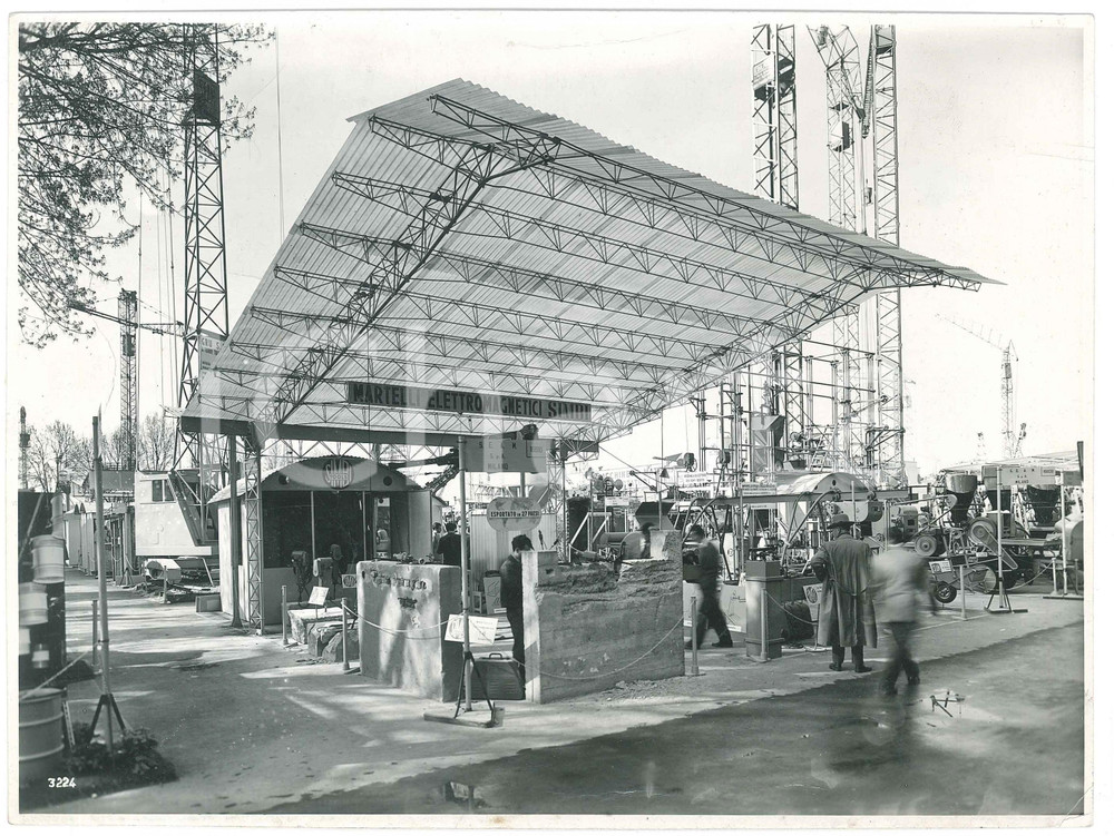 Fotografia d epoca originale 1960 ca FIERA DI MILANO Stand SIMBI martelli elettromagnetici  Foto 24x18 cm 1
