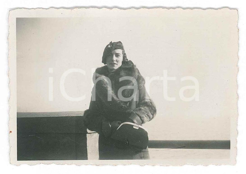 Fotografia d epoca originale Dicembre 1933 COSTUME  Provincia di ROMA  Donna sul lungomare  Foto 8x6 cm 1