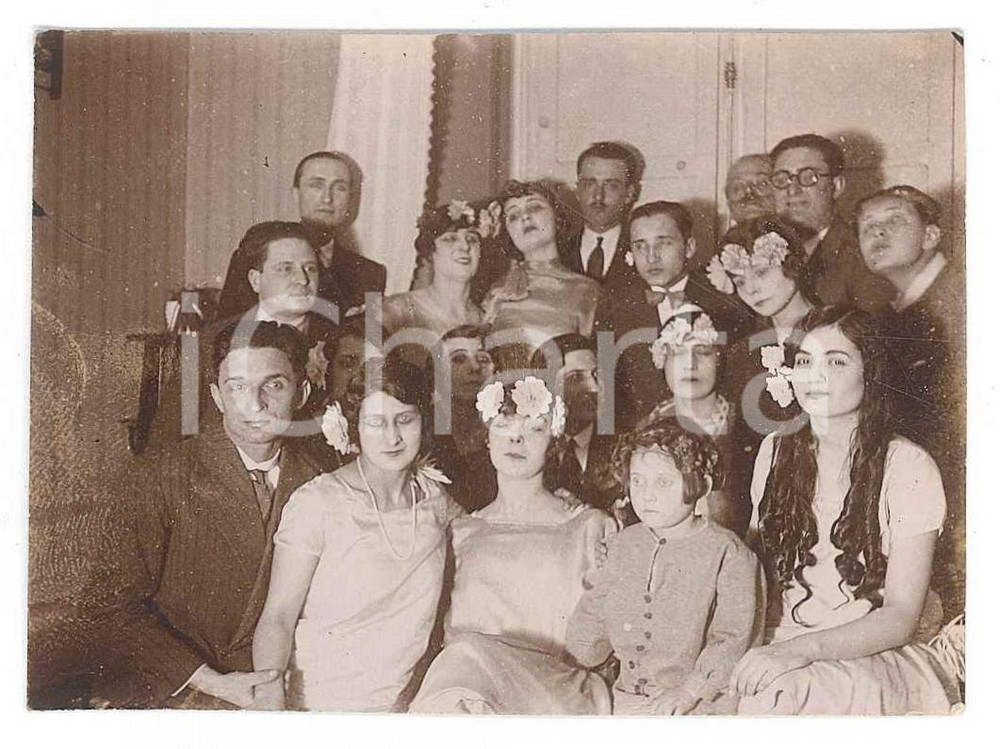 1928 ITALIA CARNEVALE Festa in maschera - Donne con corone floreali *Foto 8x6 cm Fotografia originale d'epoca.  FAIR/discreto difetti di stampa Formato: 8x6 cm originale e autentica 1