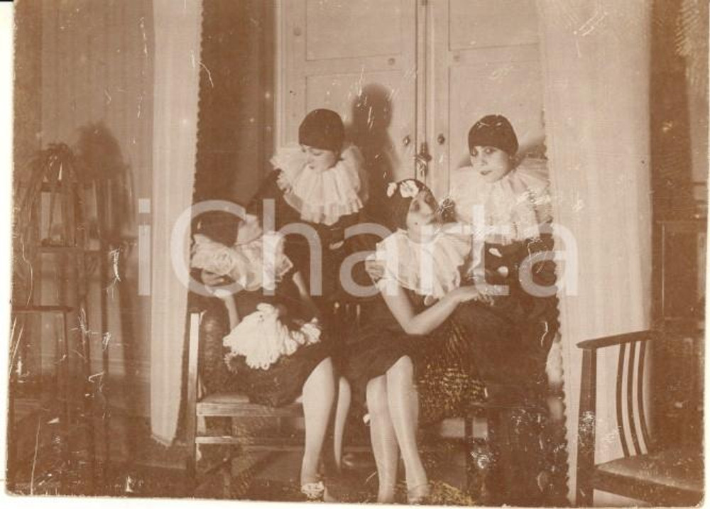 Fotografia d epoca originale 1928 ITALIA CARNEVALE Festa in maschera  Donne vestite da Pierrot Foto 8x6 cm 1
