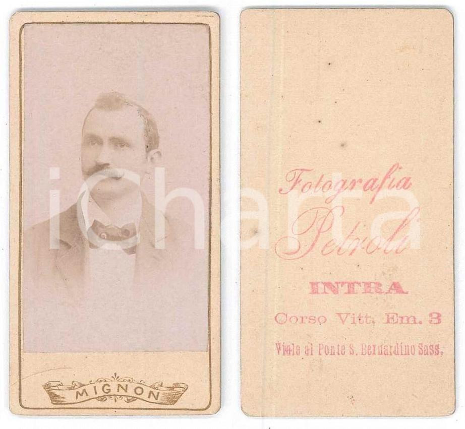 Fotografia d epoca originale 1900 ca VERBANIA INTRA Ritratto maschile  Busto Foto Antonio PETROLI 4x8 cm 1
