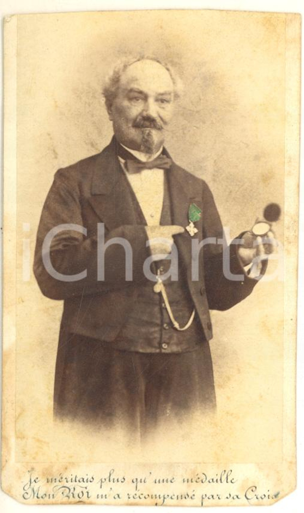 1870 ca MILANO Ritratto di cavaliere di Gran Croce - Foto Carlo GUSBERTI CDV Fotografia d'epoca, montata su cartoncino morbido, con didascalia a stampa che spiega che la foto &egrave; stata scattata in occasione del conferimento dell'onorificenza.FOTOGRAFO: Carlo Gusberti - Contrada della Passerella 15 POOR/danneggiato margini rifilati e ingiallimenti; lieve piegatura centrale Formato: 6x10 cm originale e autentica 1