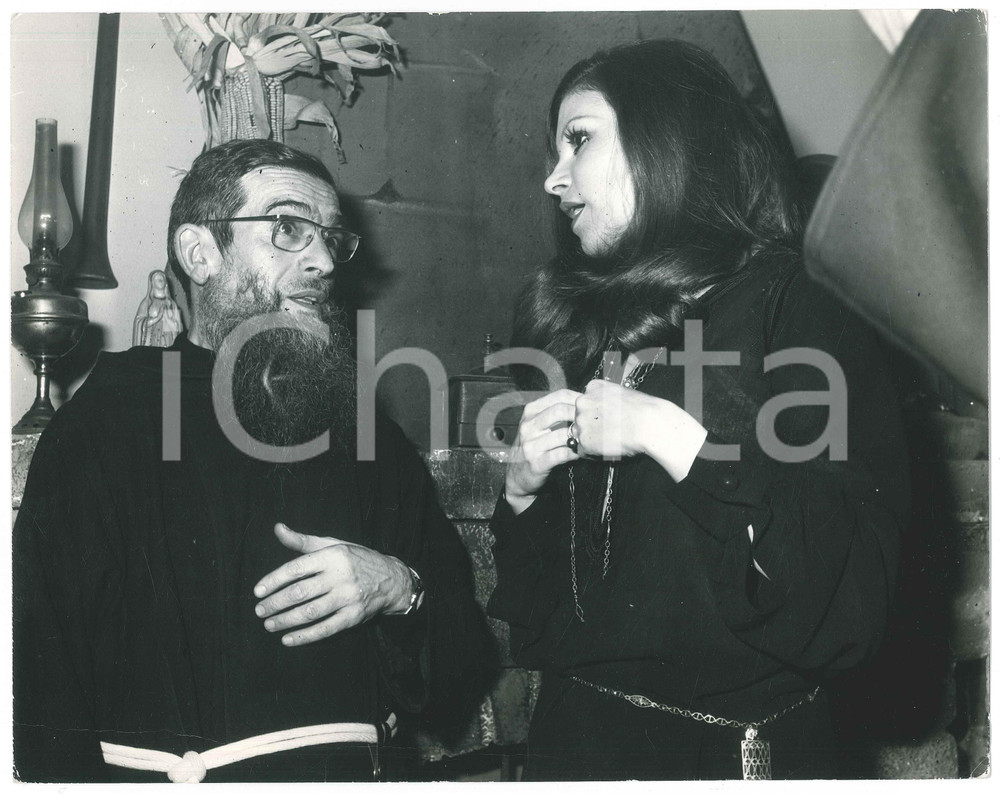 1975 ca COSTUME Cantante MILVA con un frate francescano *Foto 30x20 cm Fotografia originale d'agenzia.  POOR/danneggiato piegature al lato inferiore e difetti di stampa Formato: 30x20 cm originale e autentica 1