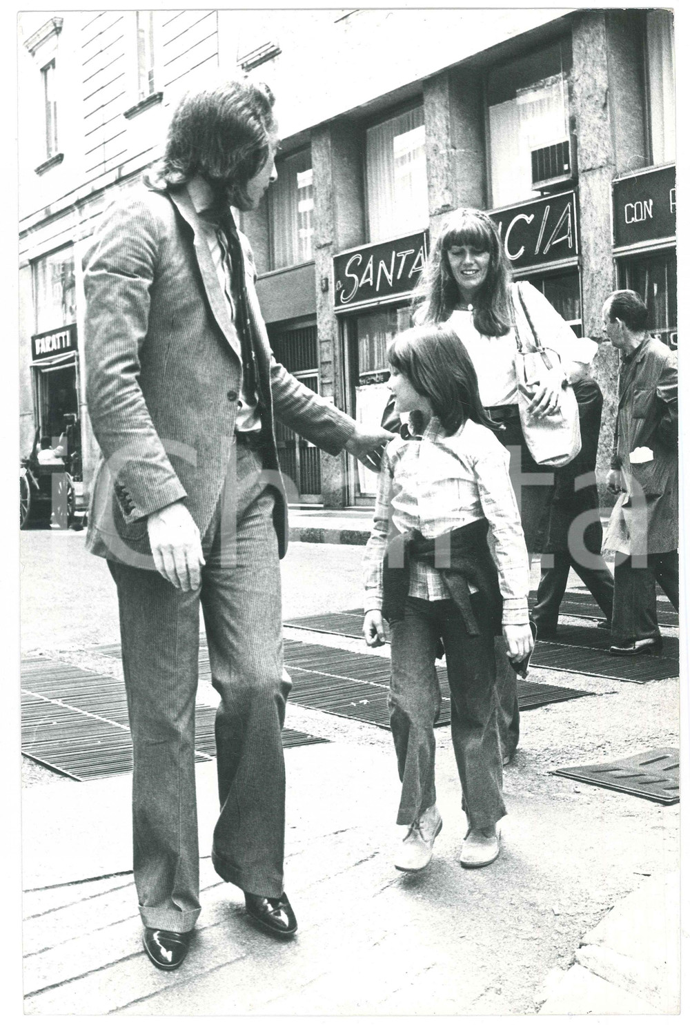 Fotografia d epoca originale 1970 ca MILANO Alfredo CERRUTI a passeggio con Caterina CASELLI 2 Foto 20x30 1