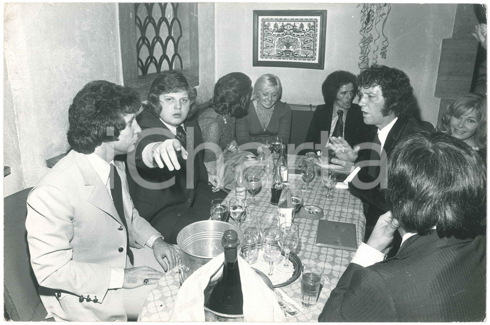 Fotografia d epoca originale 1970 ca GSTAAD CH Palace Hotel  Tom JONES paparazzato con la famiglia 1 1