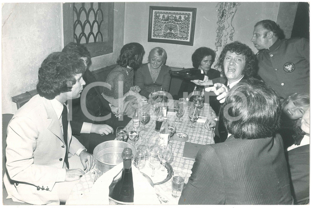 Fotografia d epoca originale 1970 ca GSTAAD CH Palace Hotel  Tom JONES paparazzato con la famiglia 2 1