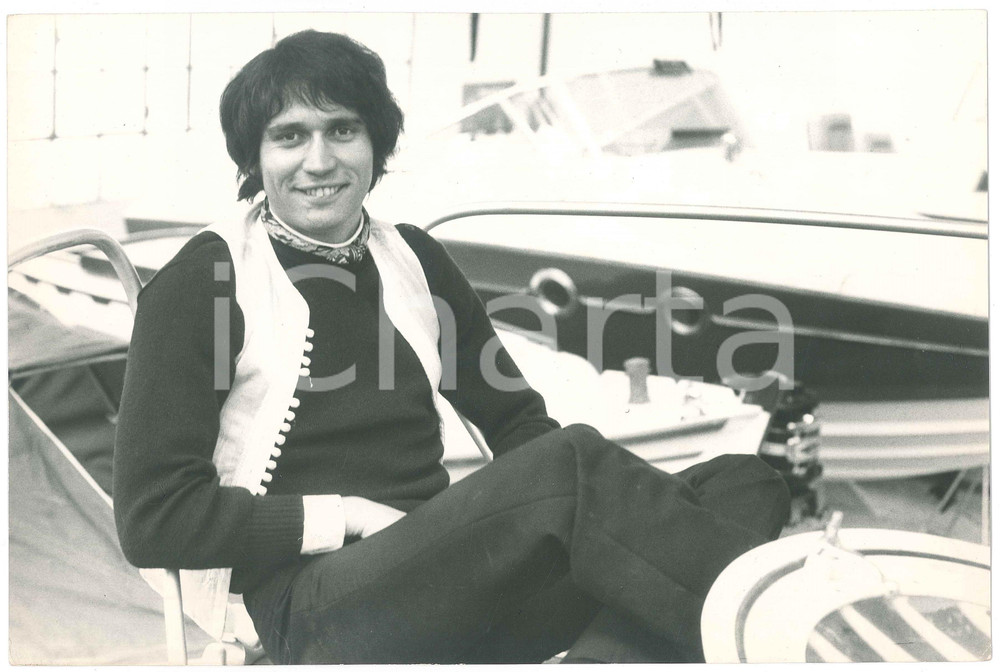 Fotografia d epoca originale 1970 ca COSTUME I GIGANTI Bassista Sergio DI MARTINO in barca 5 Foto 30x24 cm 1
